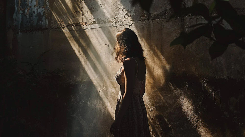 Analyzing Light, Shadow, and Depth in .[img]http://lookpic.com/cdn/i2/s/super07122025232423-001.jpg[/img]